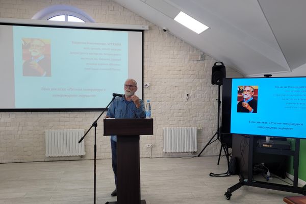 Доцент кафедры литературного мастерства Литературного института им. Горького Владислав Артемов Доцент кафедры литературного мастерства Литературного института им. Горького Владислав Артемов - Sputnik Беларусь