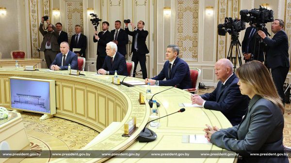 Губернатар Бранскай вобласці Ягор Кавальчук на сустрэчы з прэзідэнтам Беларусі Аляксандрам Лукашэнкам - Sputnik Беларусь