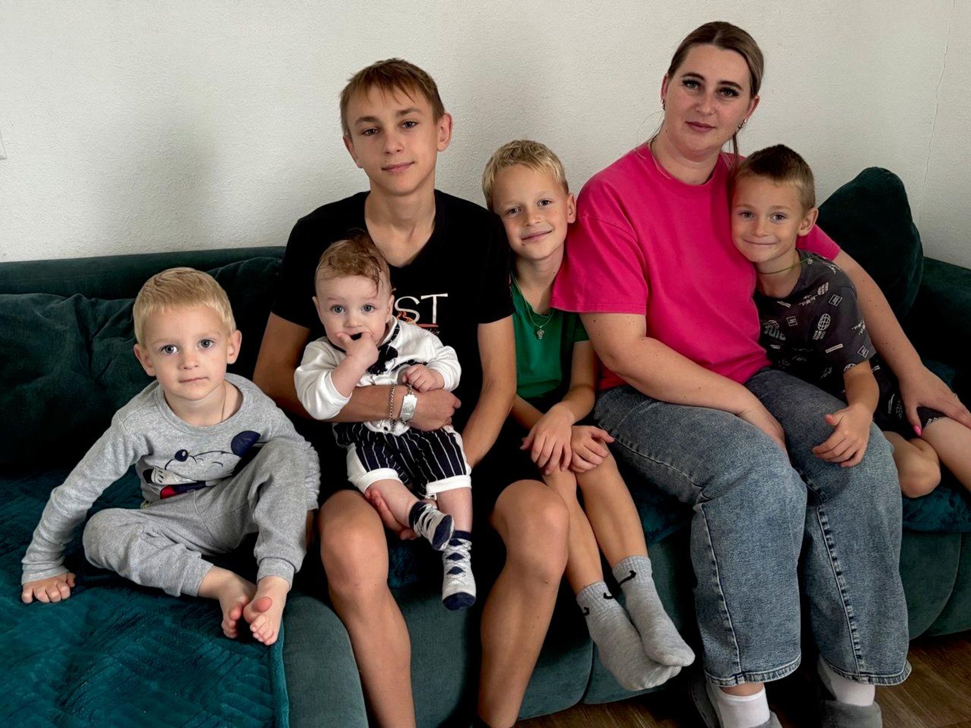 Семья Андрея Броднева (слева направо): двухлетний Марат, 13-летний Кирилл держит на руках 7-месячного Андрея, 8-летний Ярослав, супруга Вероника и 6-летний Арсений. - Sputnik Беларусь, 1920, 20.10.2026