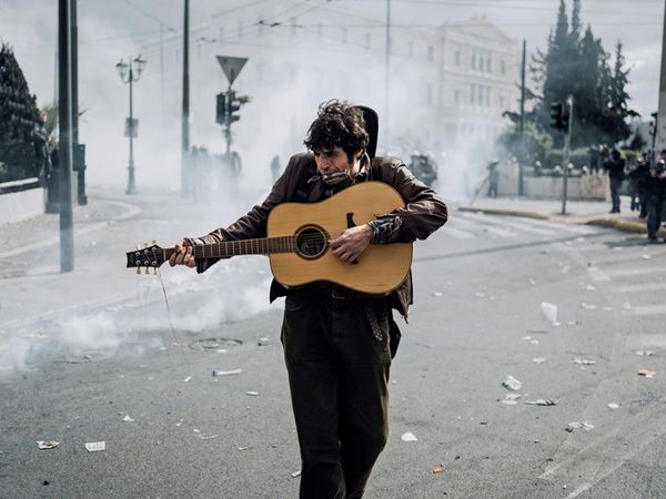 "Пратэстуючы гітарыст" грэчаскага фатографа Агелоса Барая. На фота – малады вулічны гітарыст Алекс каля будынка парламента ў цэнтры Афінаў падчас сутыкненняў паміж дэманстрантамі і паліцыяй. Другое месца ў намінацыі "Партрэт. Герой нашага часу". - Sputnik Беларусь