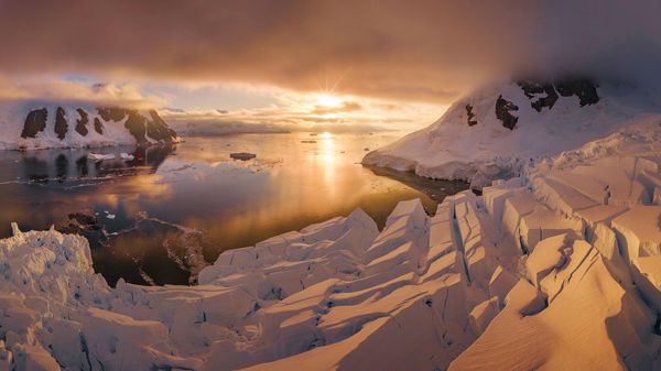 Снимок Antarctic Nights нидерландского фотографа Max Terwindt, получивший награду Curators Award конкурса 17th EPSON International Pano Awards - Sputnik Беларусь