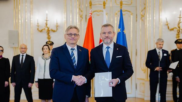 Посол Беларуси в Словакии Игорь Фисенко и президент Словакии Петер Пеллегрини - Sputnik Беларусь