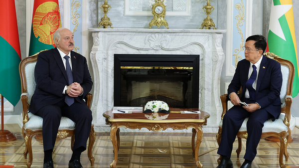 Президент Беларуси Александр Лукашенко встречается с председателем Ассамблеи Союза, председателем Палаты национальностей Ассамблеи Союза Республики Союз Мьянма Аун Лин Две - Sputnik Беларусь