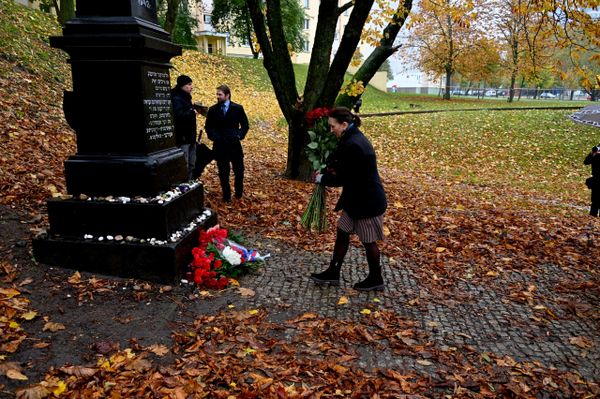 Память узников Минского гетто почтили на мемориале Яма Память узников Минского гетто почтили на мемориале Яма - Sputnik Беларусь