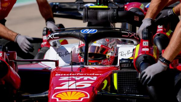 Пилот Ferrari Шарль Леклер из Монако проходит техническое обслуживание в боксах во время первой тренировочной сессии Гран-при США Формулы-1 на трассе СОТА в Остине - Sputnik Беларусь
