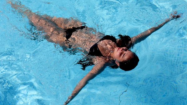 Девушка купается в бассейне - Sputnik Беларусь