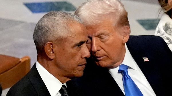 Бывший президент США Барак Обама беседует с президентом Дональдом Трампом  - Sputnik Беларусь