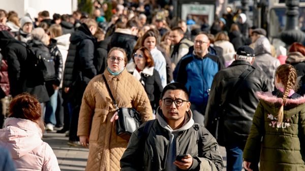 Люди на Невском проспекте в Санкт-Петербурге, архивное фото - Sputnik Беларусь