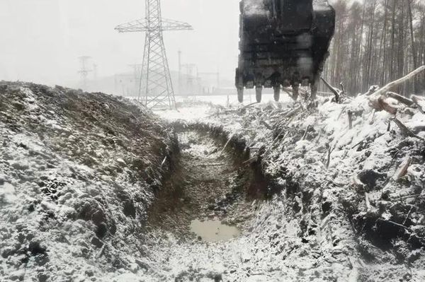 Разработка траншеи экскаватора под заземление Разработка траншеи экскаватора под заземление - Sputnik Беларусь