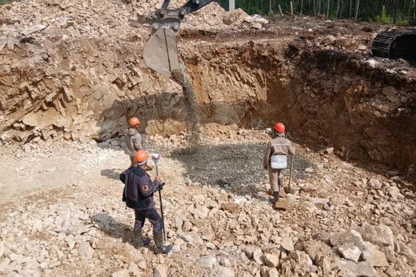 Подсыпка основания фундамента щебнем Подсыпка основания фундамента щебнем - Sputnik Беларусь