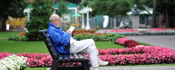 Мужчина читает книгу, архивное фото Мужчина читает книгу, архивное фото - Sputnik Беларусь