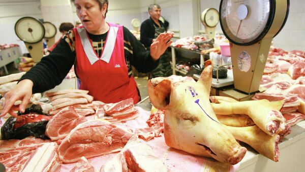 Торговля мясом на рынке. Архивное фото - Sputnik Беларусь