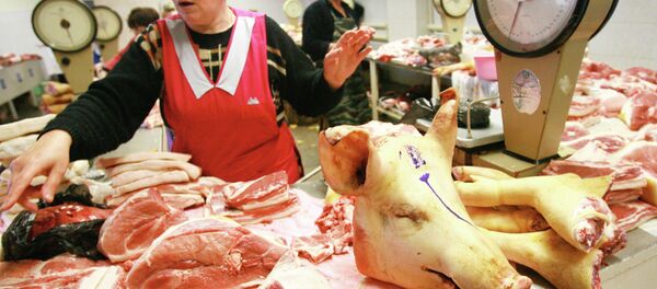 Торговля мясом на рынке. Архивное фото - Sputnik Беларусь