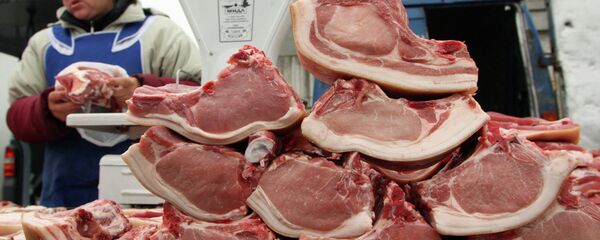 Продажа мяса на ярмарке. Архивное фото - Sputnik Беларусь