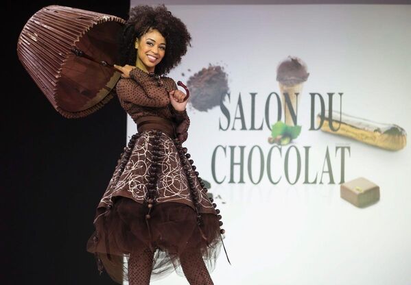 Модель в платье из шоколада на показе Fashion Chocolate Show - Sputnik Беларусь