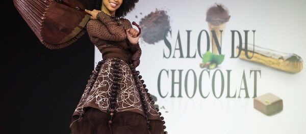 Модель в платье из шоколада на показе Fashion Chocolate Show - Sputnik Беларусь