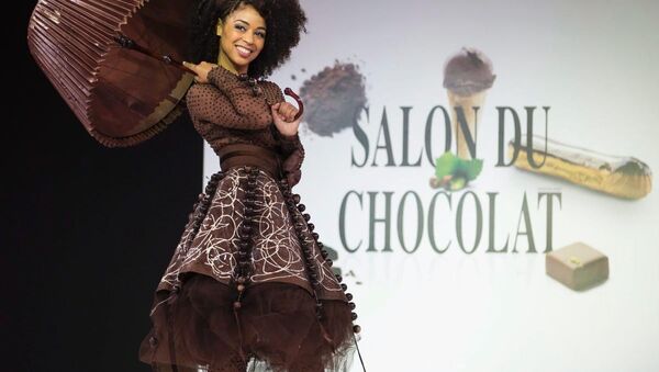 Модель в платье из шоколада на показе Fashion Chocolate Show - Sputnik Беларусь