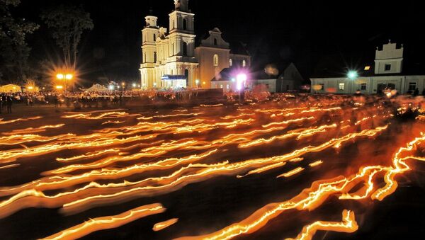 Торжественная процессия со свечами на католическом фестивале - Sputnik Беларусь