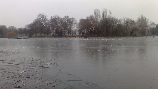 Тонкий лед на озере - Sputnik Беларусь