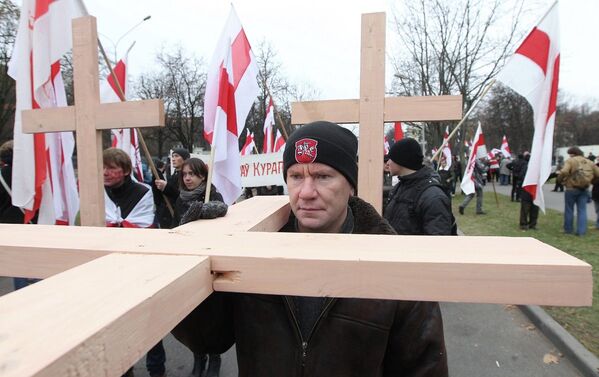 Участники шествия в Куропаты несли с собой деревянные кресты - Sputnik Беларусь