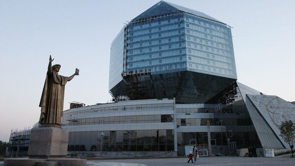 Памятник Франциску Скорине возле Национальной библиотеки - Sputnik Беларусь