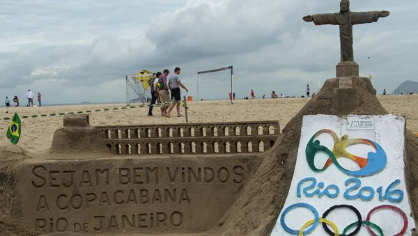 Песочные скульптуры с символикой олимпийских игр 2016 года на пляже Копакабана в Рио-де-Жанейро. Архивное фото - Sputnik Беларусь
