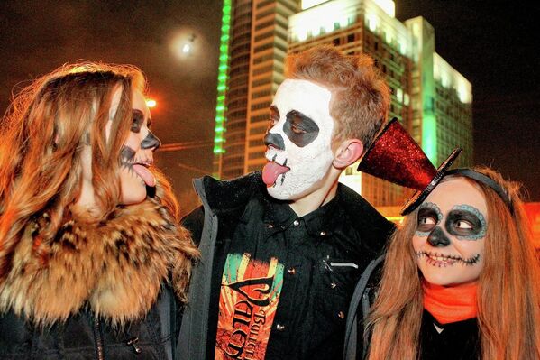 Молодые люди в ночь на Хэллоуин - Sputnik Беларусь
