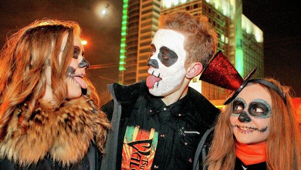 Молодые люди в ночь на Хэллоуин - Sputnik Беларусь