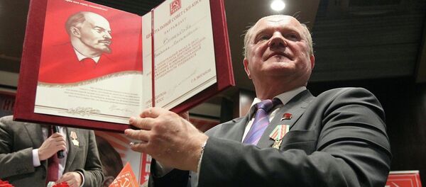 Геннадий Зюганов показывает грамоту Николая Слюнькова - Sputnik Беларусь