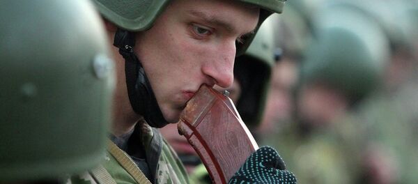 После полосы препятствий - проверка навыков скоростной стрельбы утомления. Время выполнения упражнения - 20 секунд - Sputnik Беларусь