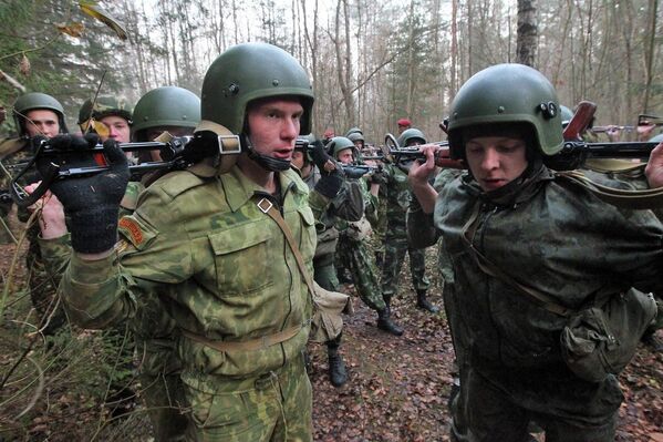Традиционно бойцы проходят несколько этапов испытаний. - Sputnik Беларусь