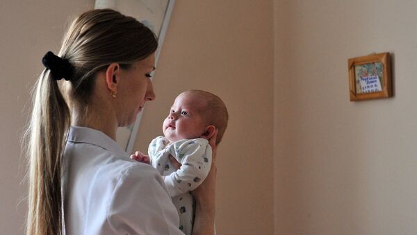 Медсестра и ребенок, архивное фото - Sputnik Беларусь