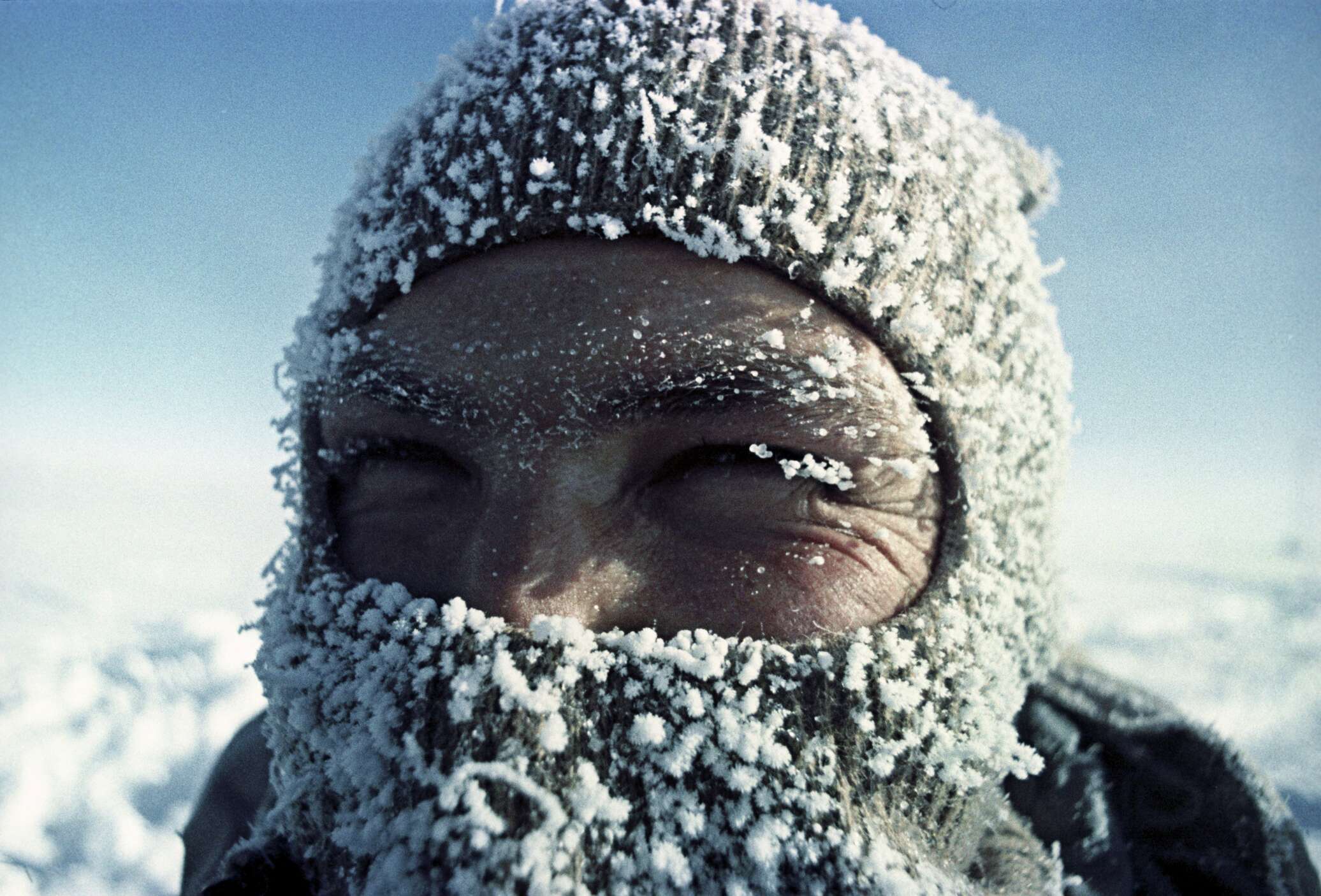 Человек в сильный мороз. Холодный климат. Суровая зима. Антарктида Мороз. Холодная зима.