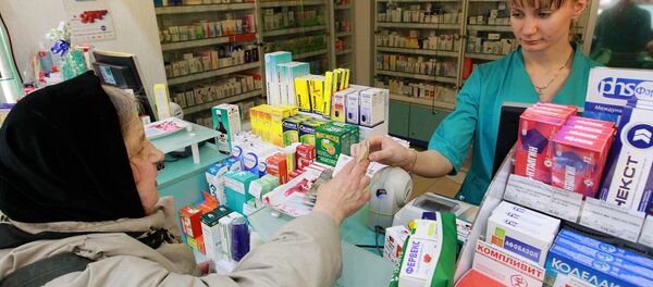 Пенсионерка покупает лекарства, архивное фото - Sputnik Беларусь