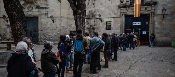 Жители Барселоны принимают участие в опросе населения о статусе Каталонии - Sputnik Беларусь