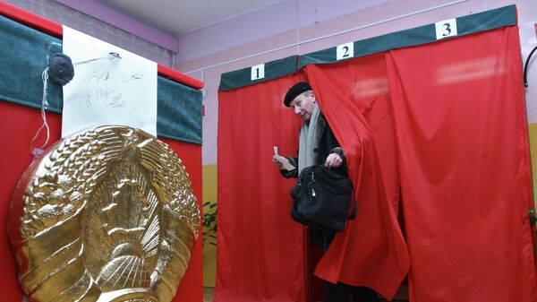 Голосование на одном из избирательных участков Минска - Sputnik Беларусь