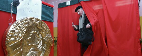 Галасаванне на адным з выбарчых участкаў Мінска Галасаванне на адным з выбарчых участкаў Мінска - Sputnik Беларусь