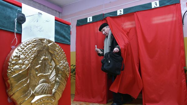 Голосование на одном из избирательных участков Минска - Sputnik Беларусь