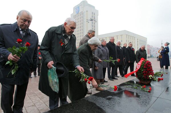 Церемония возложения цветов к памятнику Ленину в Минске 7 ноября 2014 года - Sputnik Беларусь