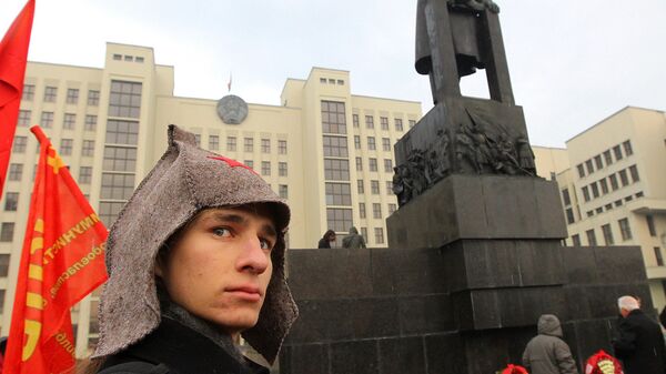 Церемония возложения цветов к памятнику Ленину в Минске 7 ноября 2014 года - Sputnik Беларусь