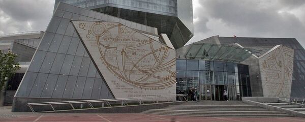 Галоўны ўваход у будынак Нацыянальнай бібліятэкі Беларусі Галоўны ўваход у будынак Нацыянальнай бібліятэкі Беларусі - Sputnik Беларусь