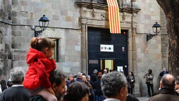 Жители Барселоны принимают участие в неформальном опросе населения о статусе Каталонии - Sputnik Беларусь
