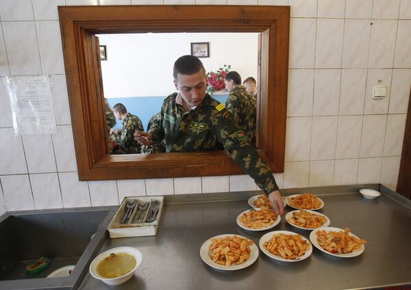 Солдаты обедают на 3-й пограничной заставе Каменюки в Беловежской пуще на границе с Польшей - Sputnik Беларусь