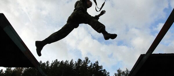 Белорусский спецназовец преодолевает полосу препятствий Белорусский спецназовец преодолевает полосу препятствий - Sputnik Беларусь