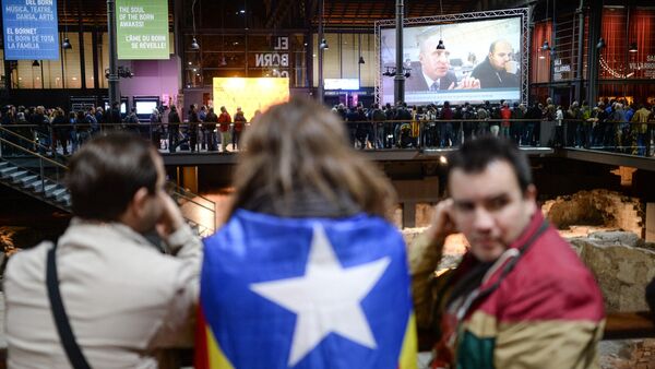 Жители Барселоны в ожидании результатов подсчета голосов неформального опроса о статусе Каталонии - Sputnik Беларусь