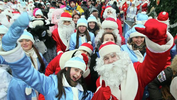 Праздничное шествие Дедов Морозов и Снегурочек в Минске - Sputnik Беларусь