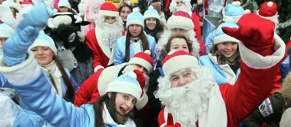 Праздничное шествие Дедов Морозов и Снегурочек в Минске - Sputnik Беларусь