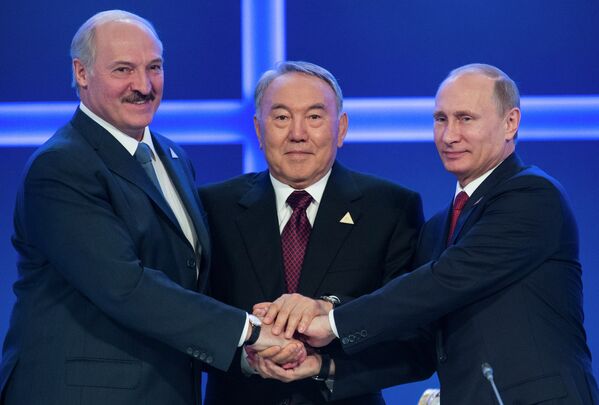 Президенты трех стран во время совместного заявления для прессы по окончании заседания Высшего Евразийского экономического совета (ВЕЭС) в Астане 29 мая 2014 г.  - Sputnik Беларусь