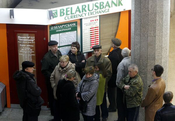 Жители Минска стоят в очереди в пункт обмена валюты, архивное фото - Sputnik Беларусь