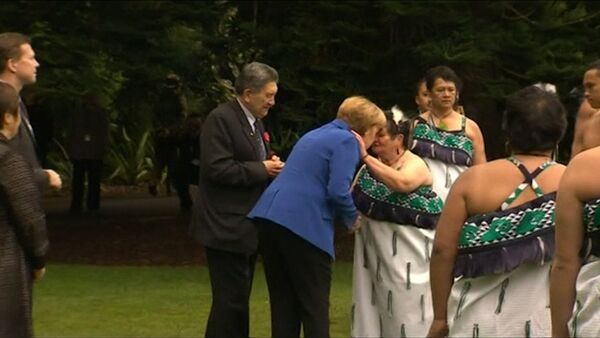 Меркель погладила птицу киви и потерлась носом с туземцами в Новой Зеландии - Sputnik Беларусь